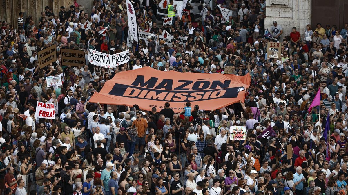 Un moment de la setena manifestació celebrada a València contra Carlos Mazón i el seu Govern per la gestió de la DANA.