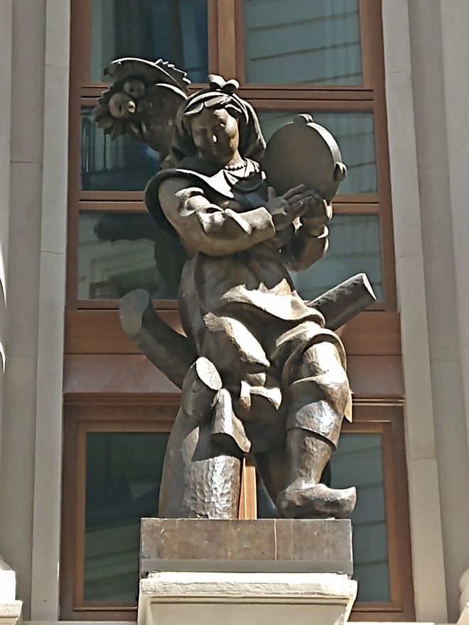 Una de las figuras del conjunto escultórico del Albéniz