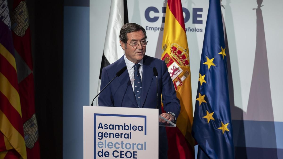 Antonio Garamendi es reelegido líder de la patronal entre ataques a los decretos de vivienda: "Algunos van de Robin Hood"