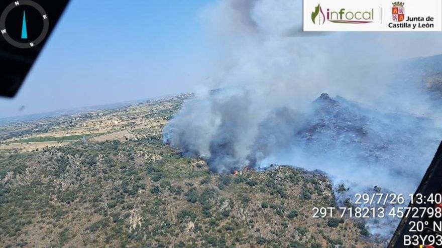 El incendio declarado entre Trabanca y Fermoselle este miércoles.
