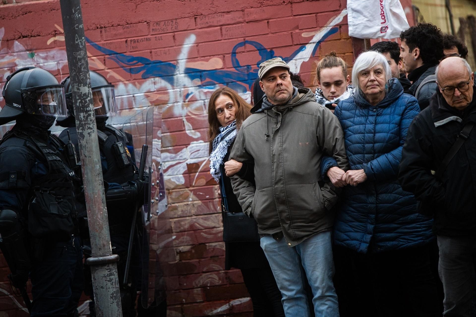 Las imágenes del desalojo de 400 personas en Badalona