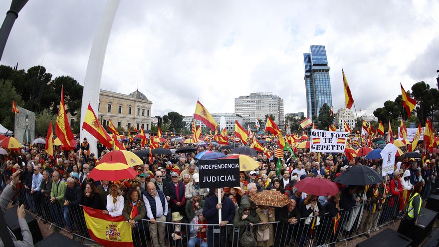 Unas 25.000 personas protestan contra Sánchez en Madrid y piden elecciones anticipadas