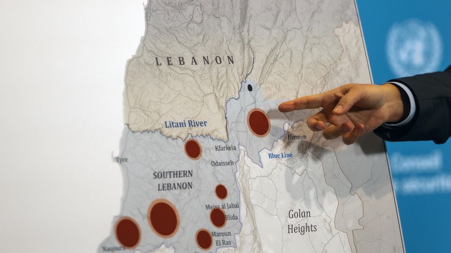El representante de Israel ante las Naciones Unidas, Danny Danon (fuera de cuadro), señala un mapa de Oriente Medio durante una rueda de prensa como parte de una reunión del Consejo de Seguridad de las Naciones Unidas (UNSC) convocada para abordar el conflicto en curso en la región, en la sede de la ONU en Nueva York, Nueva York, EE. UU. EFE/OLGA FEDOROVA