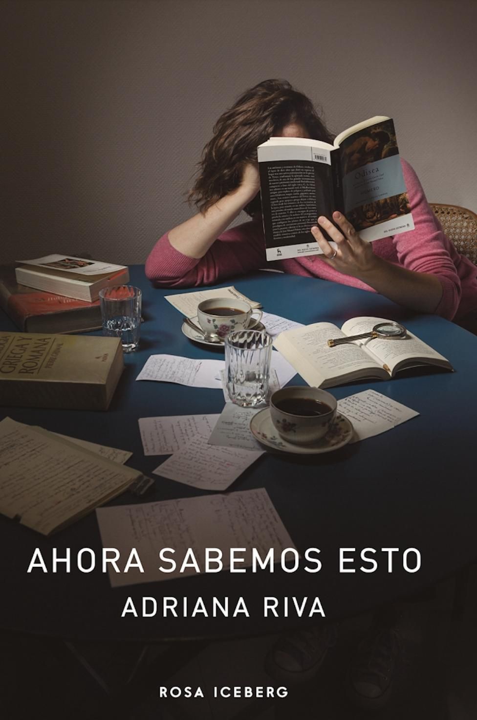"Ahora sabemos esto" es un libro de poemas que Adriana Riva publicó en 2022.