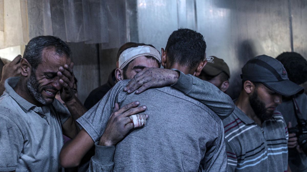 Un padre llora en el hospital Al-Shifa de la ciudad de Gaza, el 15 de julio de 2025.
