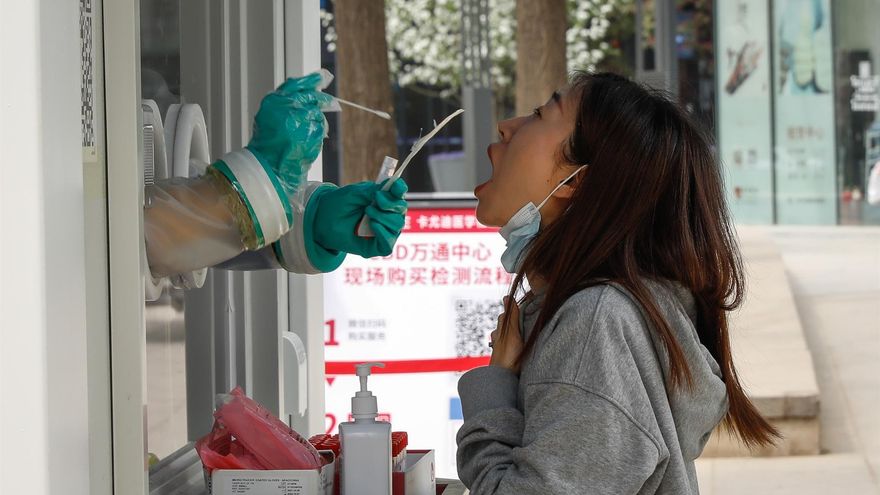 China informa un nuevo récord de más de 27.000 contagios de coronavirus