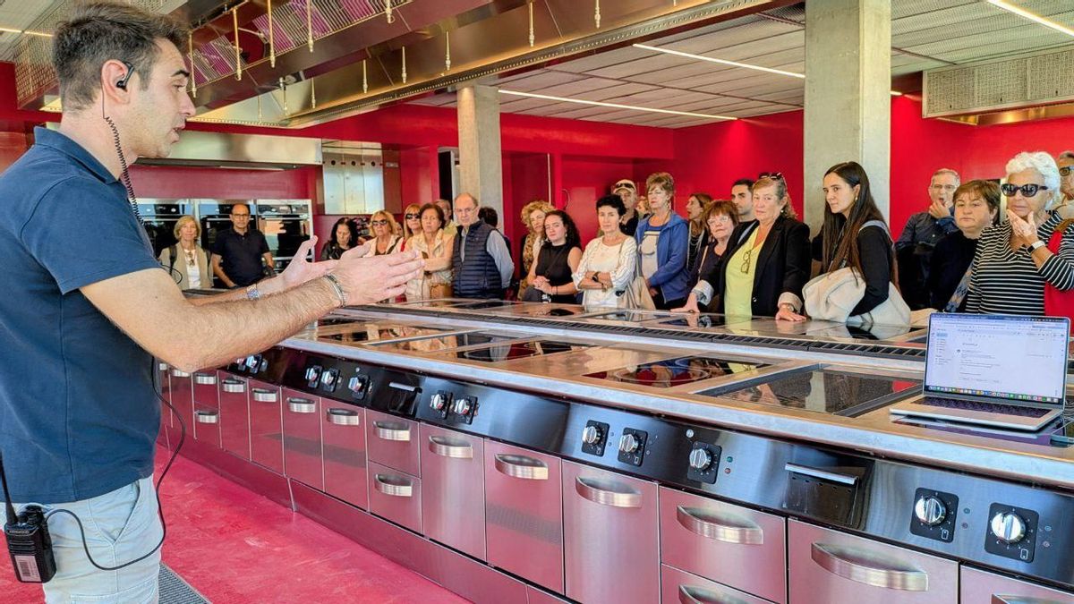Uno de los grupos asiste a las explicaciones en una de las cocinas.