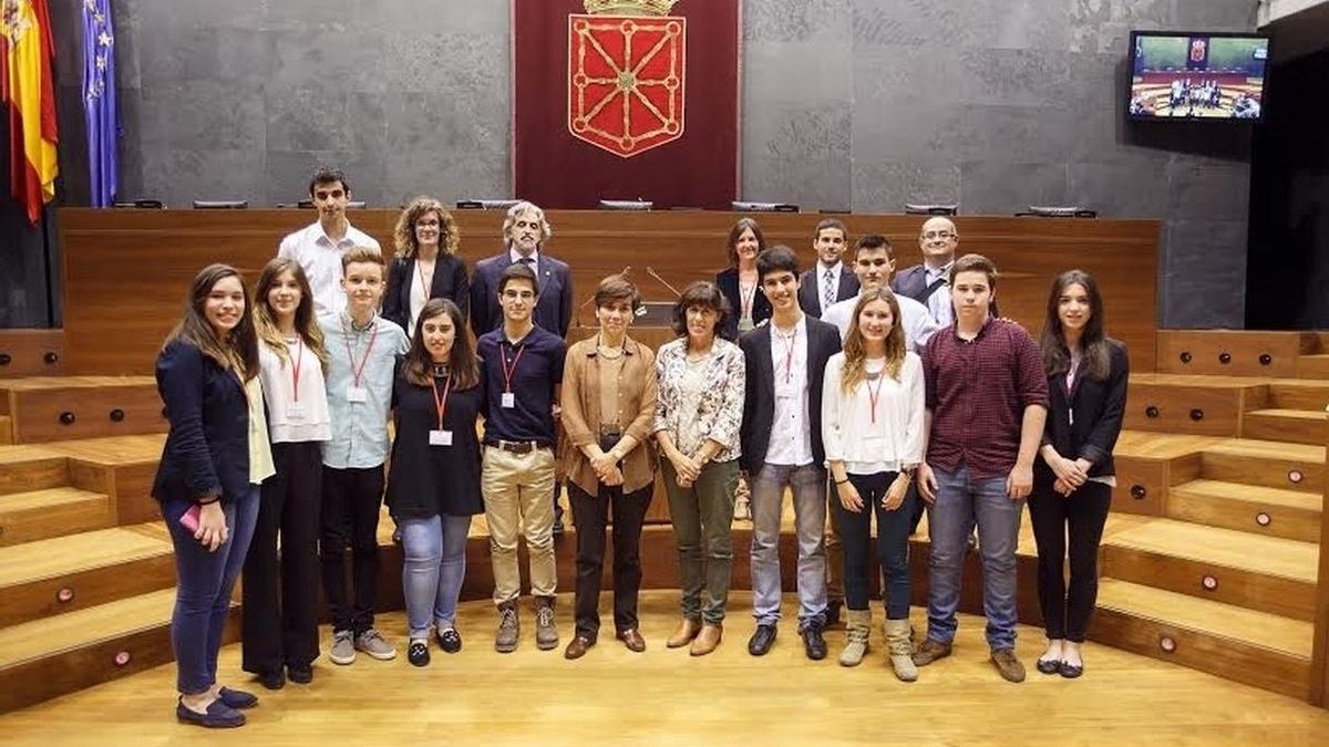 El colegio El Puy gana el V Torneo de Debate de Bachillerato organizado por la UPNA y el Parlamento de Navarra