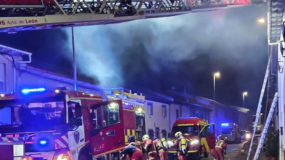 Un momento del intenso trabajo de los bomberos del Ayuntamiento de León en Chozas de Arriba.