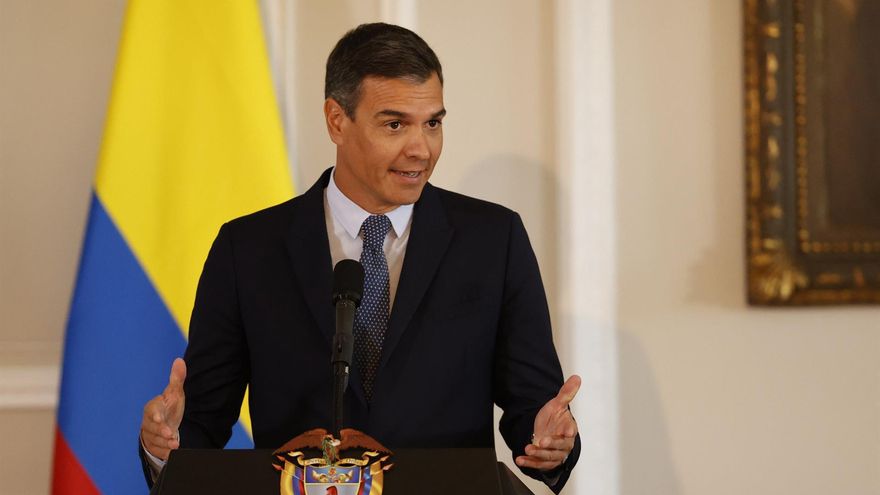 El presidente del gobierno de España Pedro Sánchez da una declaración en compañía del presidente Colombia Gustavo Petro (fuera de cuadro), hoy en Bogotá (Colombia)
