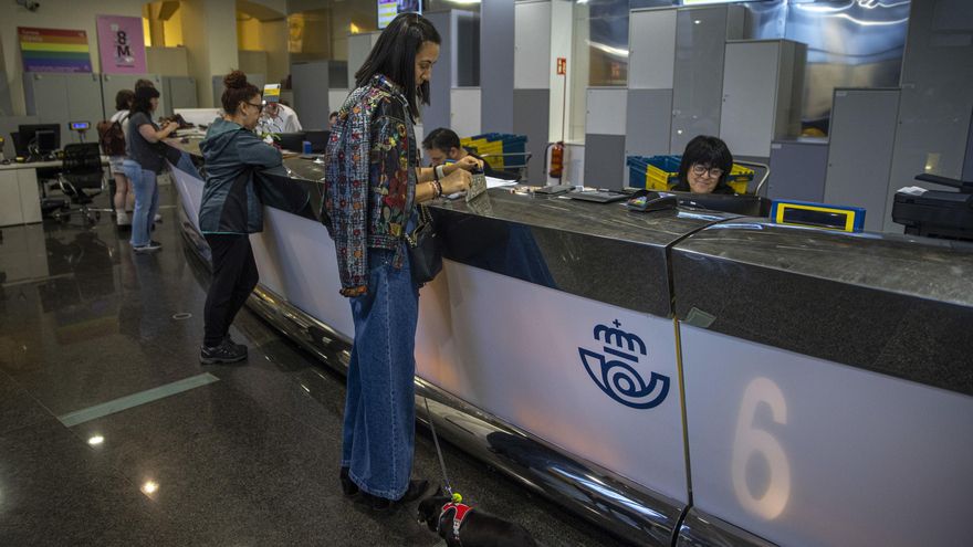 Vista de una oficina de Correos en Madrid. EFE/ Daniel González