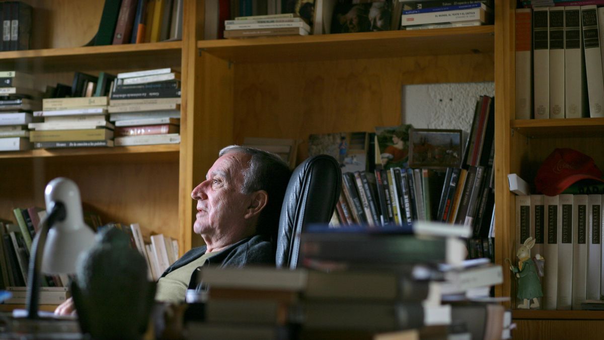 Rafael Chirbes, en el despacho de su casa de Beniarbeig.