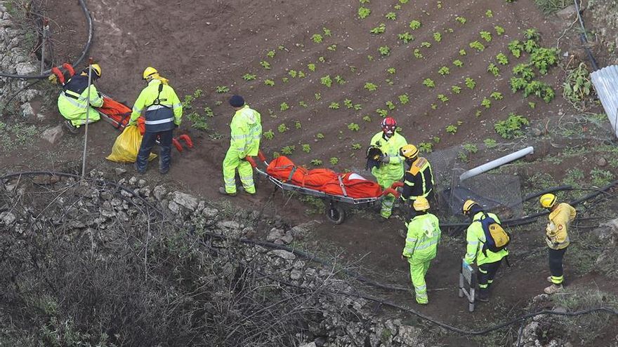 Rescate de dos de los fallecidos en el barranco de Gáldar