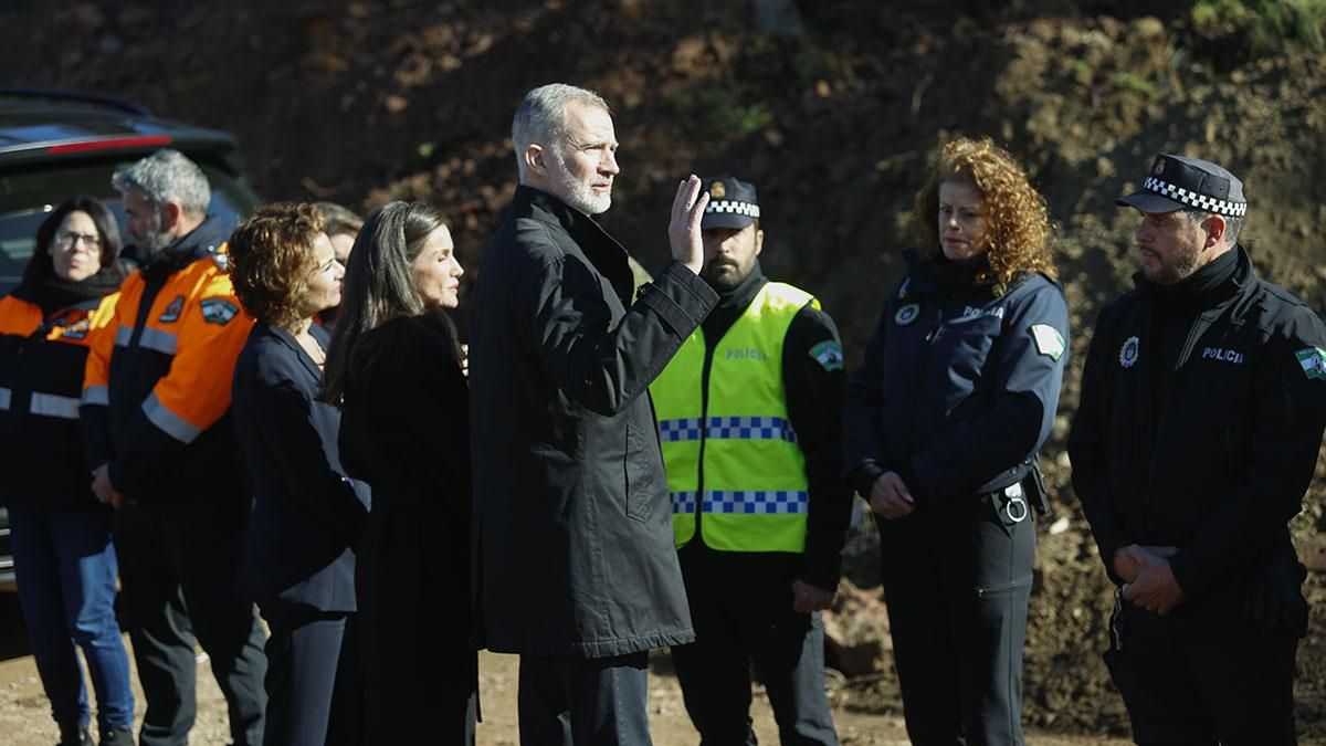 Los Reyes Felipe VI y Letizia visitan la 'zona 0' del accidente de trenes en Adamuz