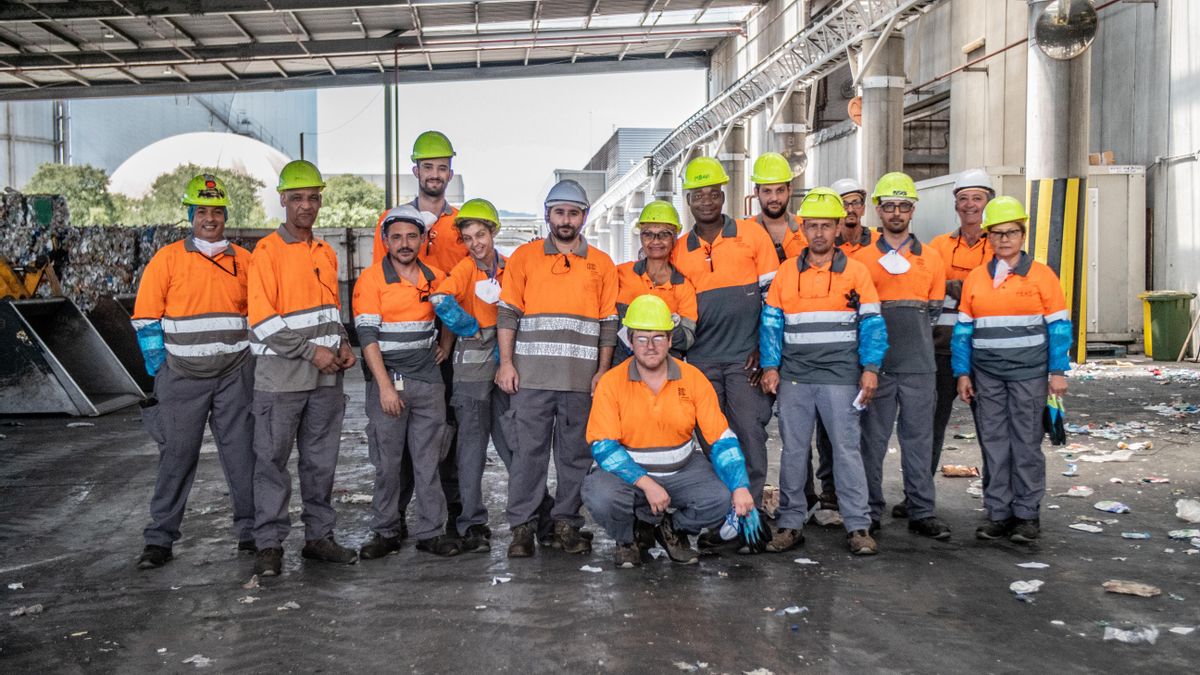 Trabajadores con contrtos de inserción social de Fundació Deixalles que trabajan en la planta de selección de envases de TIRME