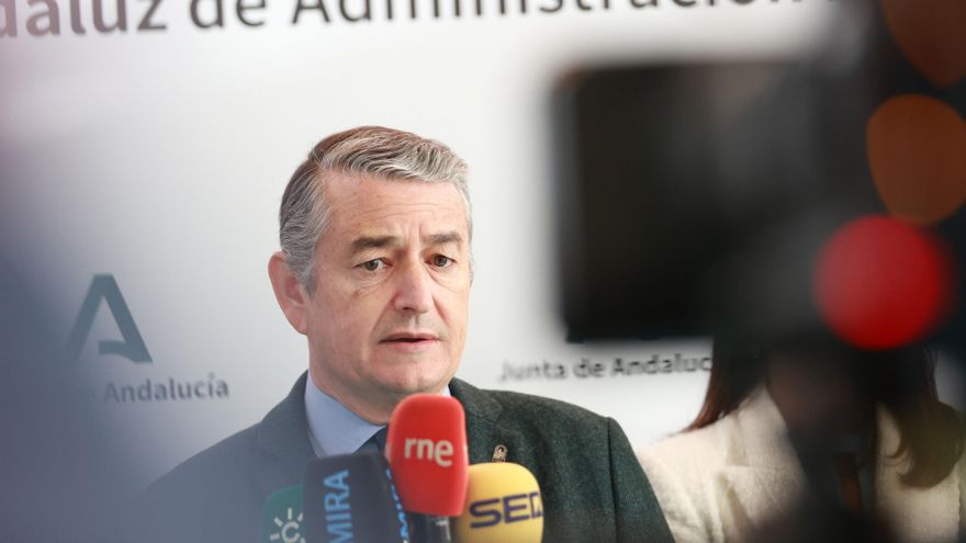 El consejero de Sanidad, Presidencia y Emergencias de la Junta de Andalucía, Antonio Sanz, atiende a los medios