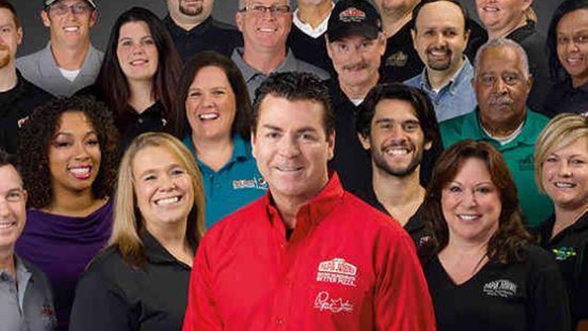 John Schnatter, funfador de  Papa John's, en el centro con camisa roja.