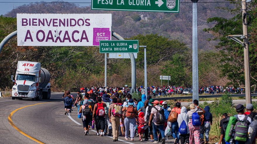 Miles de migrantes de la caravana se reagrupan para avanzar por el sur de México