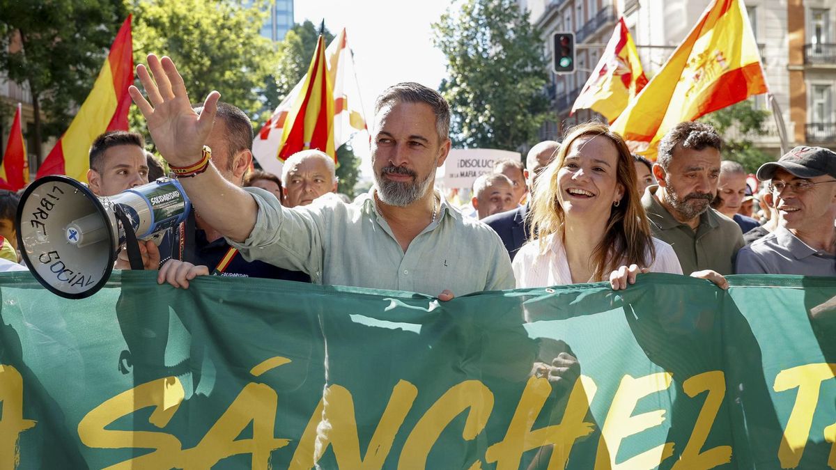 El líder de Vox, Santiago Abascal, en una marcha para pedir la dimisión de Pedro Sánchez.