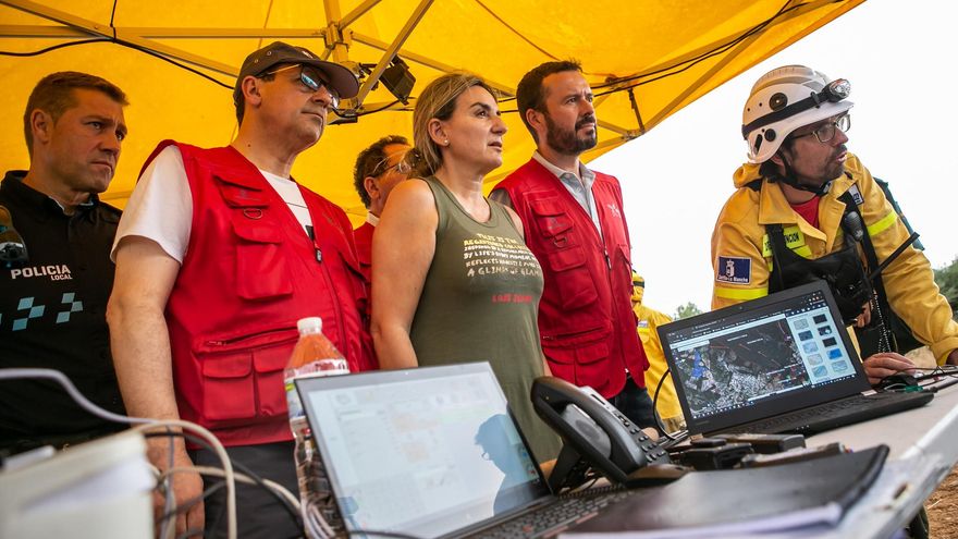 El consejero de Desarrollo Sostenible y la alcaldesa de Toledo en el puesto de mando del incendio en las inmediaciones del Puy du Fou