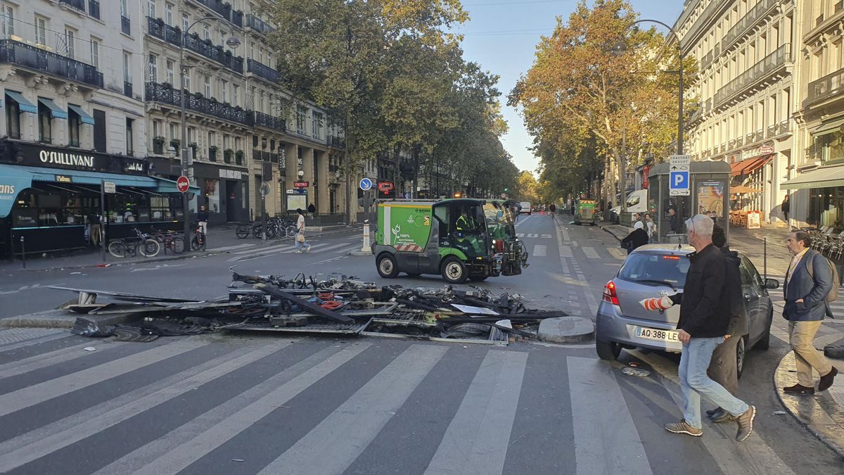 Vista de los destrozos registrados en el centro de París este domingo.
