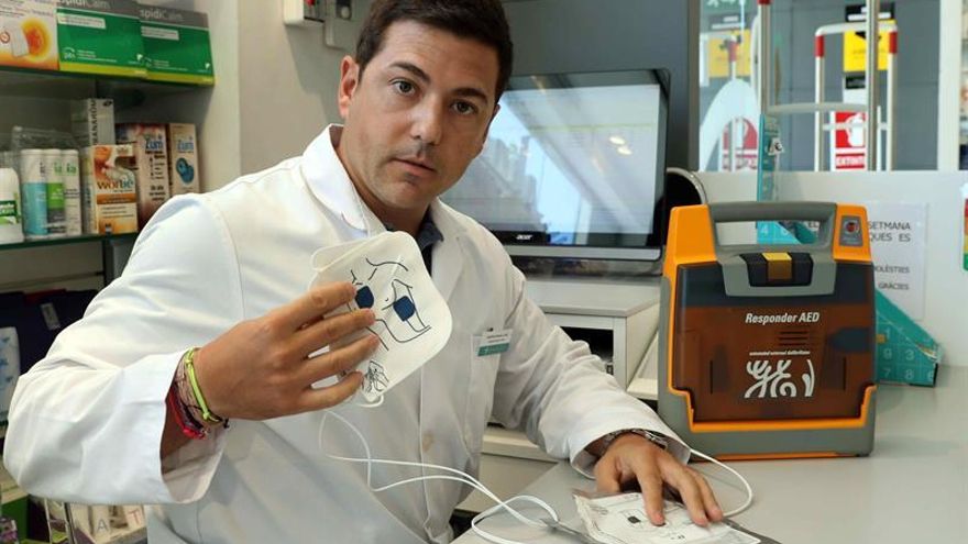 Un farmacéutico salva la vida con un desfibrilador a un hombre que sufrió un infarto