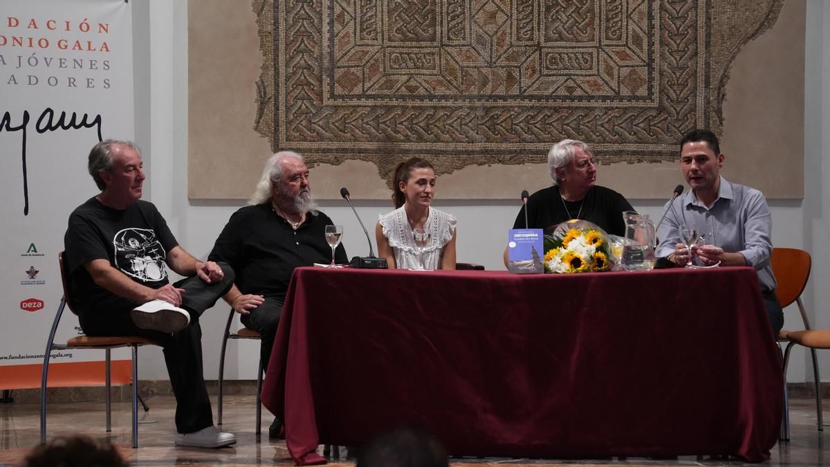 El grupo Mezquita se reúne en la presentación del libro 'Mezquita, Califas del Rock'
