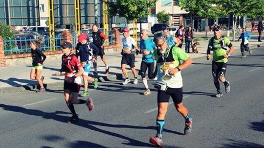Atletas en el primer kilómetro de salida de la prueba (Foto: Ángela Bernardo)