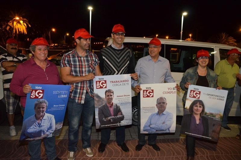 Pegada de carteles en La Gomera | Foto: cedida