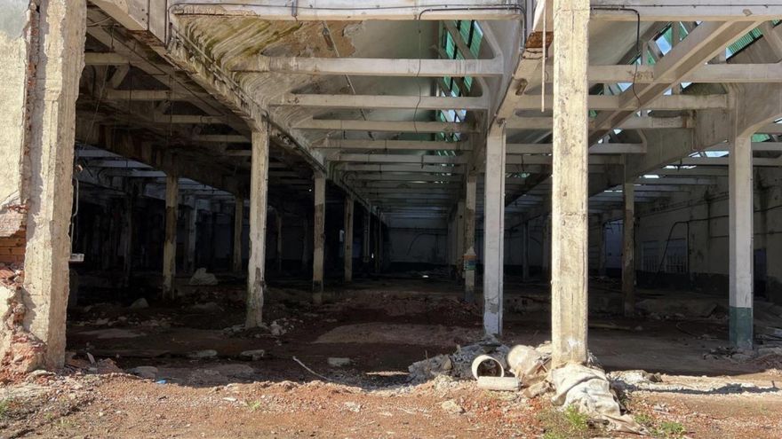 Roban hasta los despojos contaminantes de Sniace: cuando los amigos de lo ajeno se llevan la chatarra... y el amianto