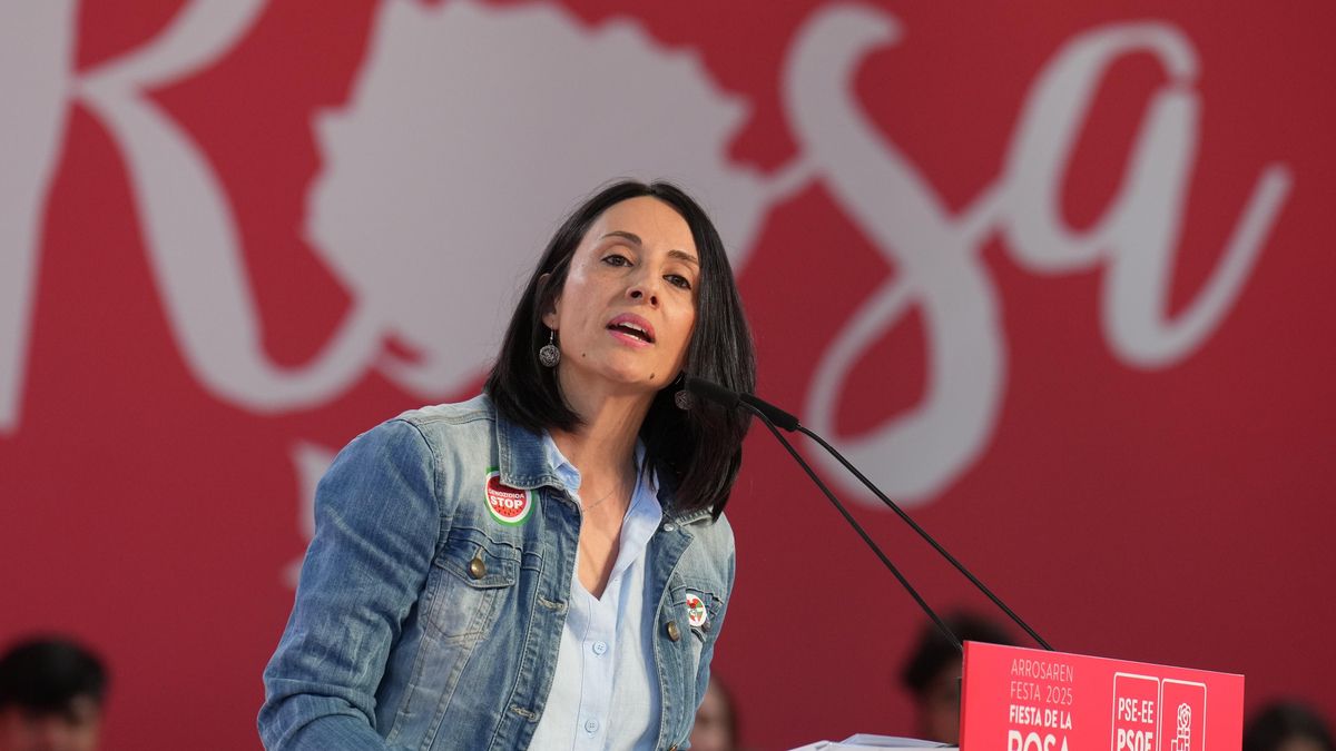 Archivo - La secretaria de Organización del PSOE, Rebeca Torró, interviene en la Fiesta de la Rosa, en Landako Gunea, a 27 de septiembre de 2025, en Durango, Vizcaya, País Vasco (España).