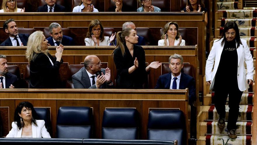 La bancada popular aplaude a la diputada del PP, Ana Belén Vázquez que ha sido expulsada del hemiciclo por haber enseñado un bote de gas pimienta en su interpelación al ministro del Interior, Fernando Grande-Marlaska, en la sesión de control al Gobierno celebrada este miércoles en el Congreso.