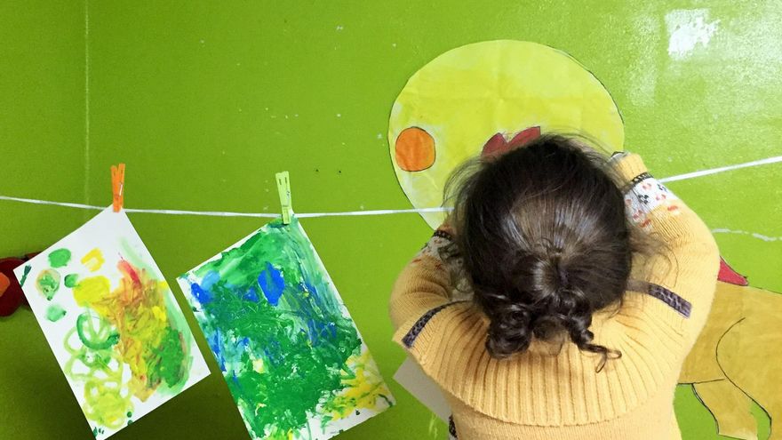 Niños adoptados en un limbo judicial: hasta 10 años esperando unos apellidos en Andalucía