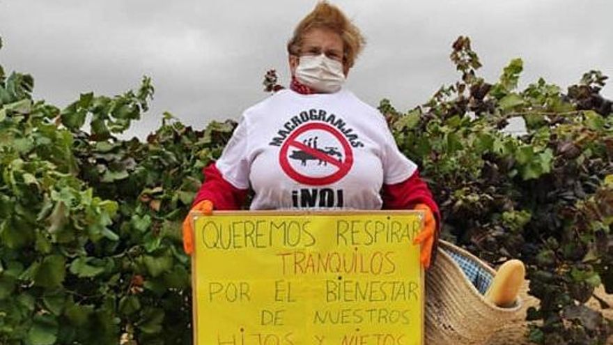 Una de las participantes en la 'No manifestación' contra la macrogranja de Quintanar del Rey
