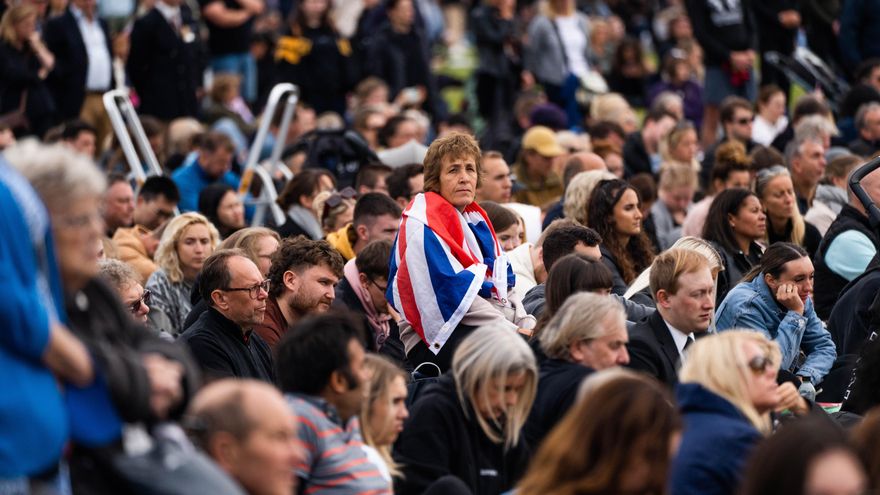 Británicos ven el funeral de estado de la reina Isabel II en la pantalla en Hyde Park en Londres este lunes. EFE/EPA/BERTHA WANG