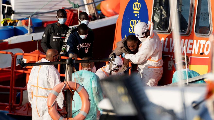 El cadáver de un migrante se hunde en el océano tras caer de una lancha neumática rescatada por Marruecos