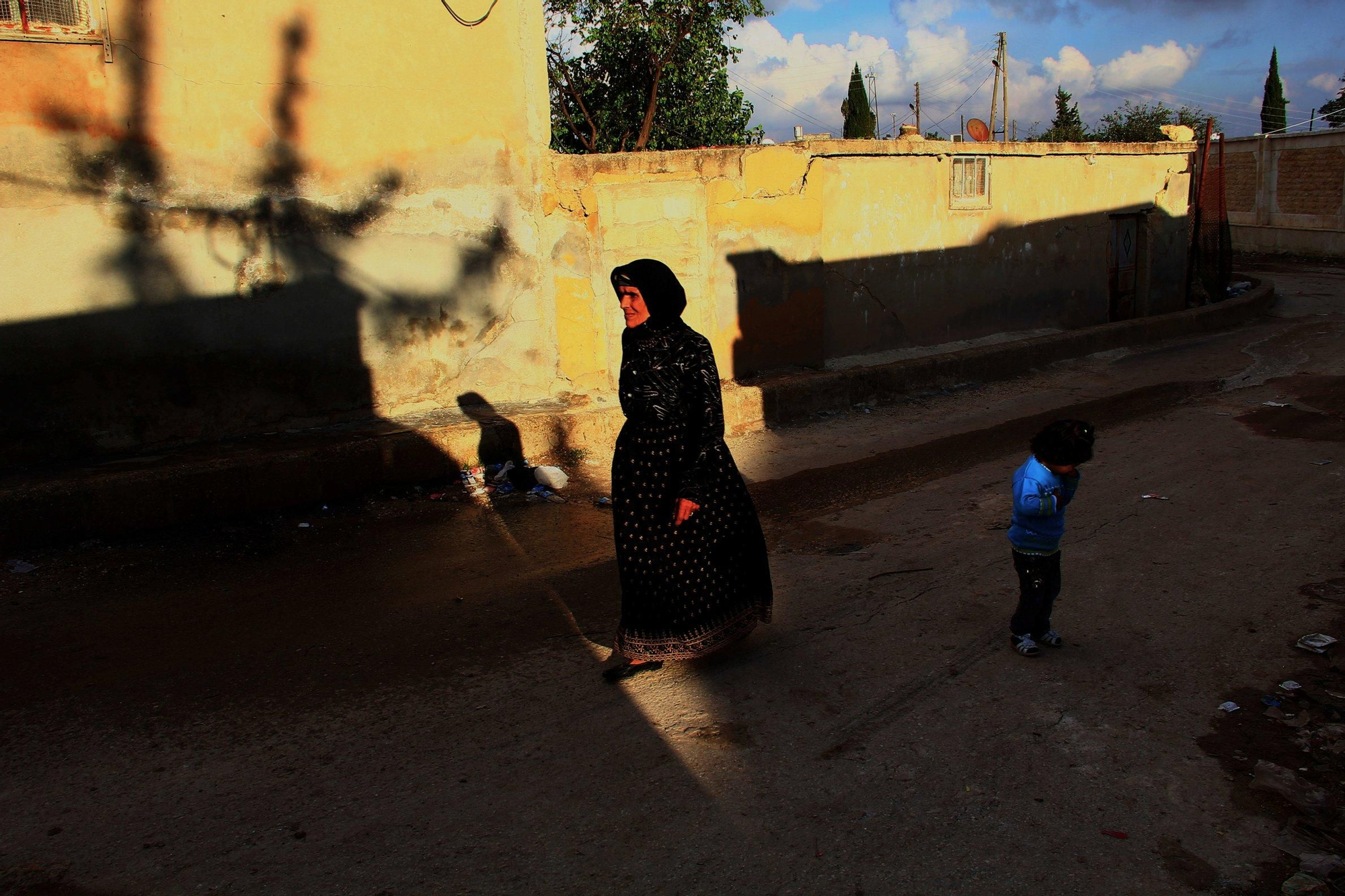 Nermín escribe en su diario los nombres de su abuelo y varias de sus tías, que acogen a la familia en su huida de los combates entre la oposición armada y el ejército sirio. Son parte de los dos millones de sirios que se han visto desplazados dentro del país a causa de la guerra. La población civil en el norte de Siria se enfrenta a necesidades humanitarias urgentes.