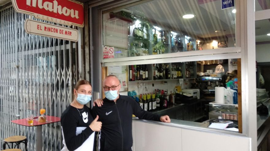 En 'El rincón del Mar' están menos  preocupados por el cierre anticipado, según la camarera. “Este es uno de los bares que mejor funciona de aquí. Los que vienen a las 22.00 vendrán antes, y los fijos siempre están”.