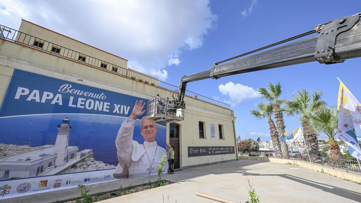 Trabajadores colocan una fotografía gigante antes de la visita del papa León XIV a Lampedusa, Italia, el 3 de julio de 2026.