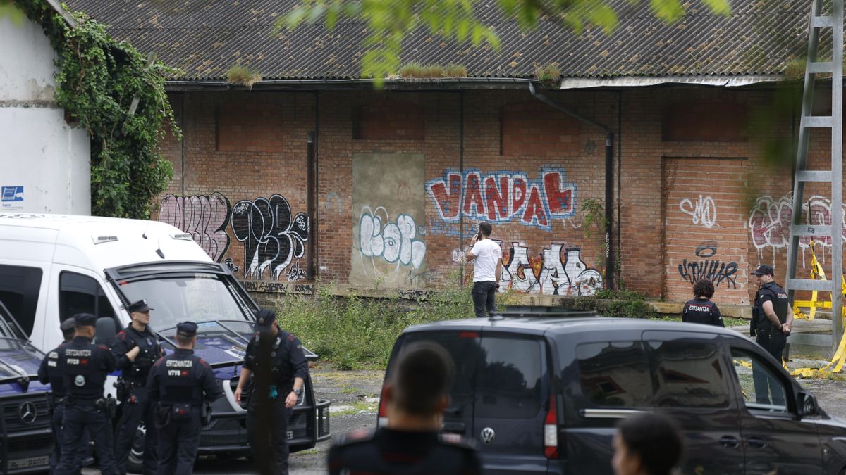 Lugar en el que se ha producido la muerte por disparos de un hombre de 34 años en Irún, Gipuzkoa. EFE/ Juan Herrero