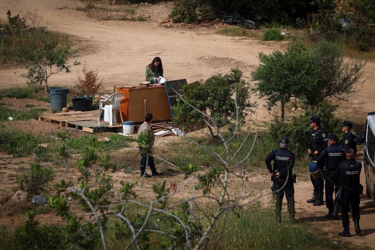 Despliegue policial sobre el terreno en el que vivían decenas de personas antes del desalojo