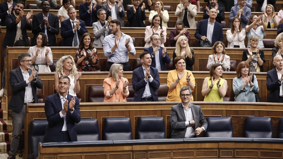 Los diputados del PSOE aplauden tras el fin del pleno que aprobó la moción del PP que pedía la dimisión de Sánchez.
