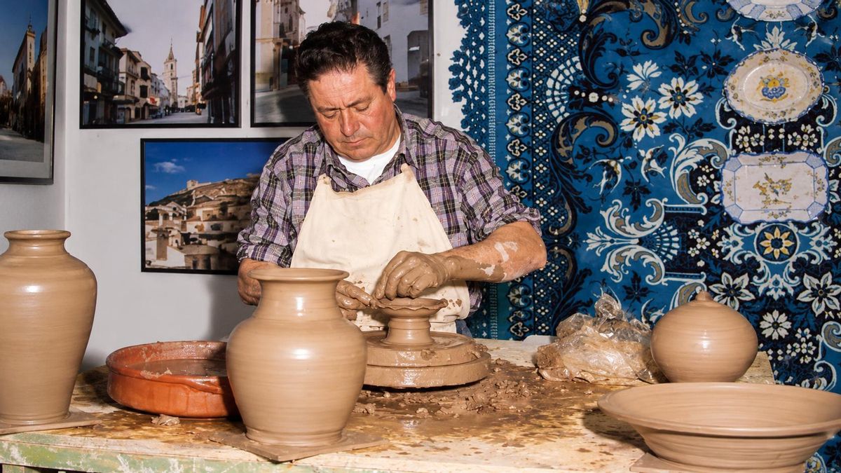 El maestro alfarero Inocencio Lario en su taller. CEDIDA