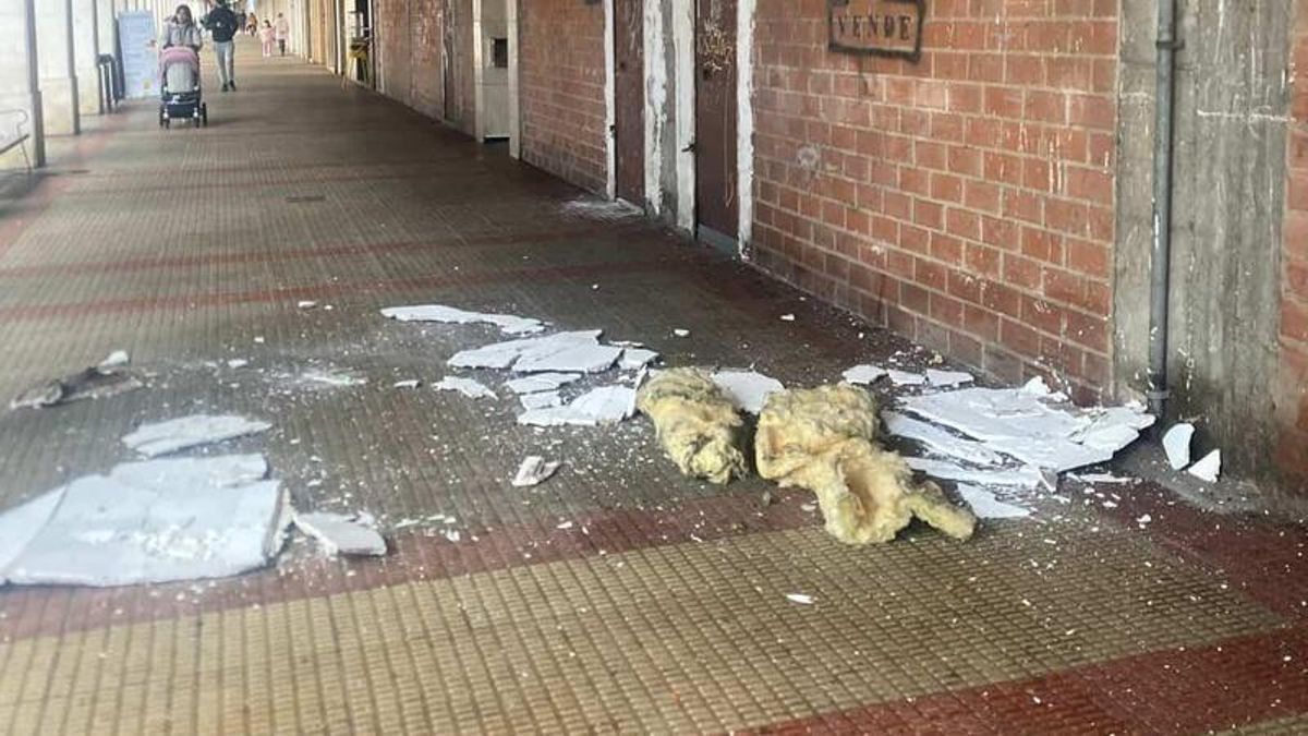 Desprendimiento en los soportales del Club Deportivo