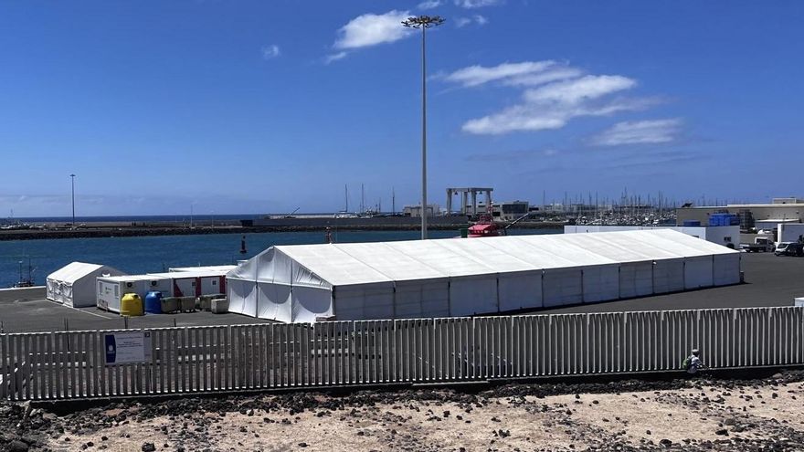 Canarias desoye a la Fiscalía y comienza a instalar carpas en los muelles para atender a menores migrantes