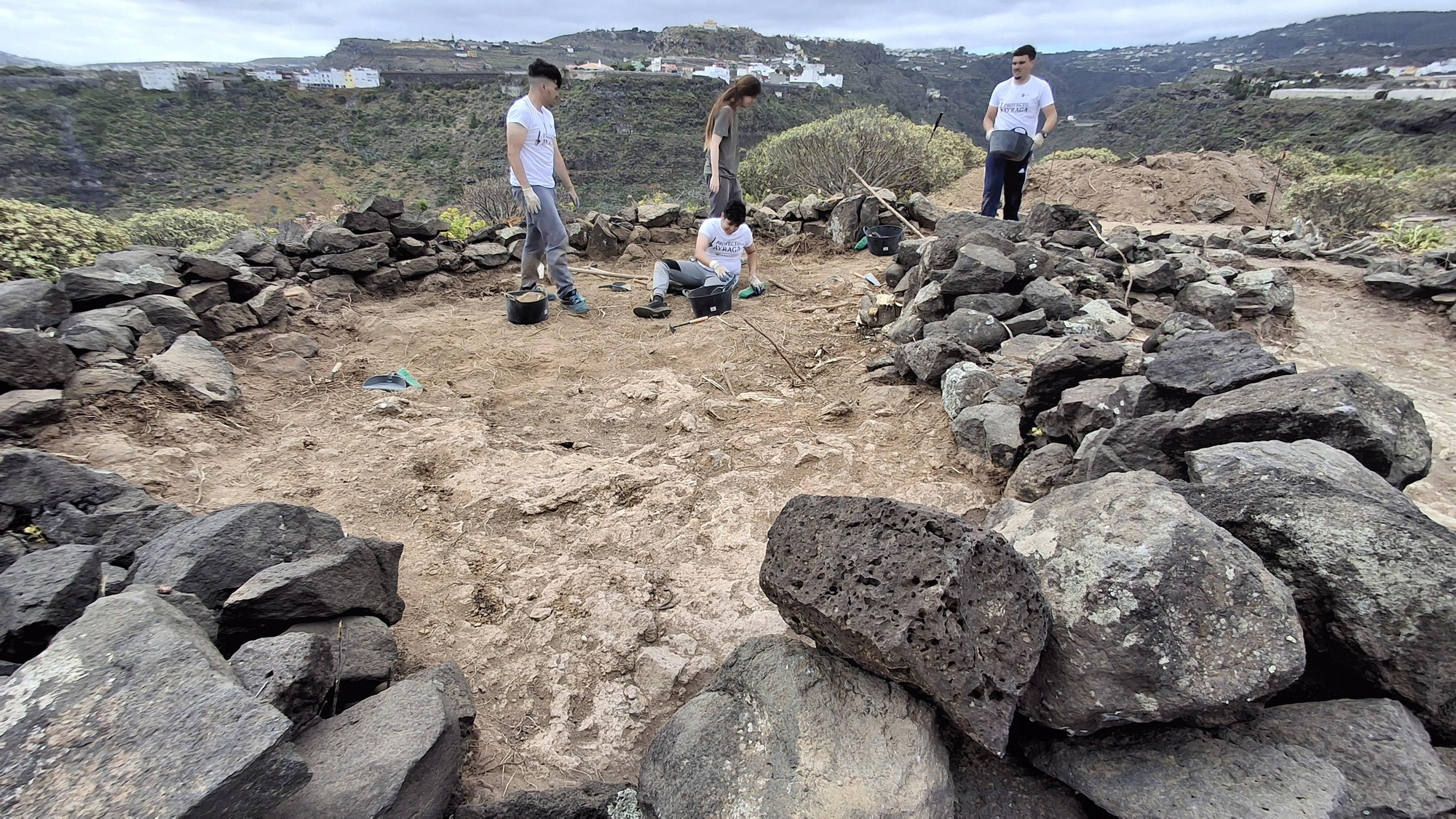 El muro de la derecha separa las dos estructuras circulares.