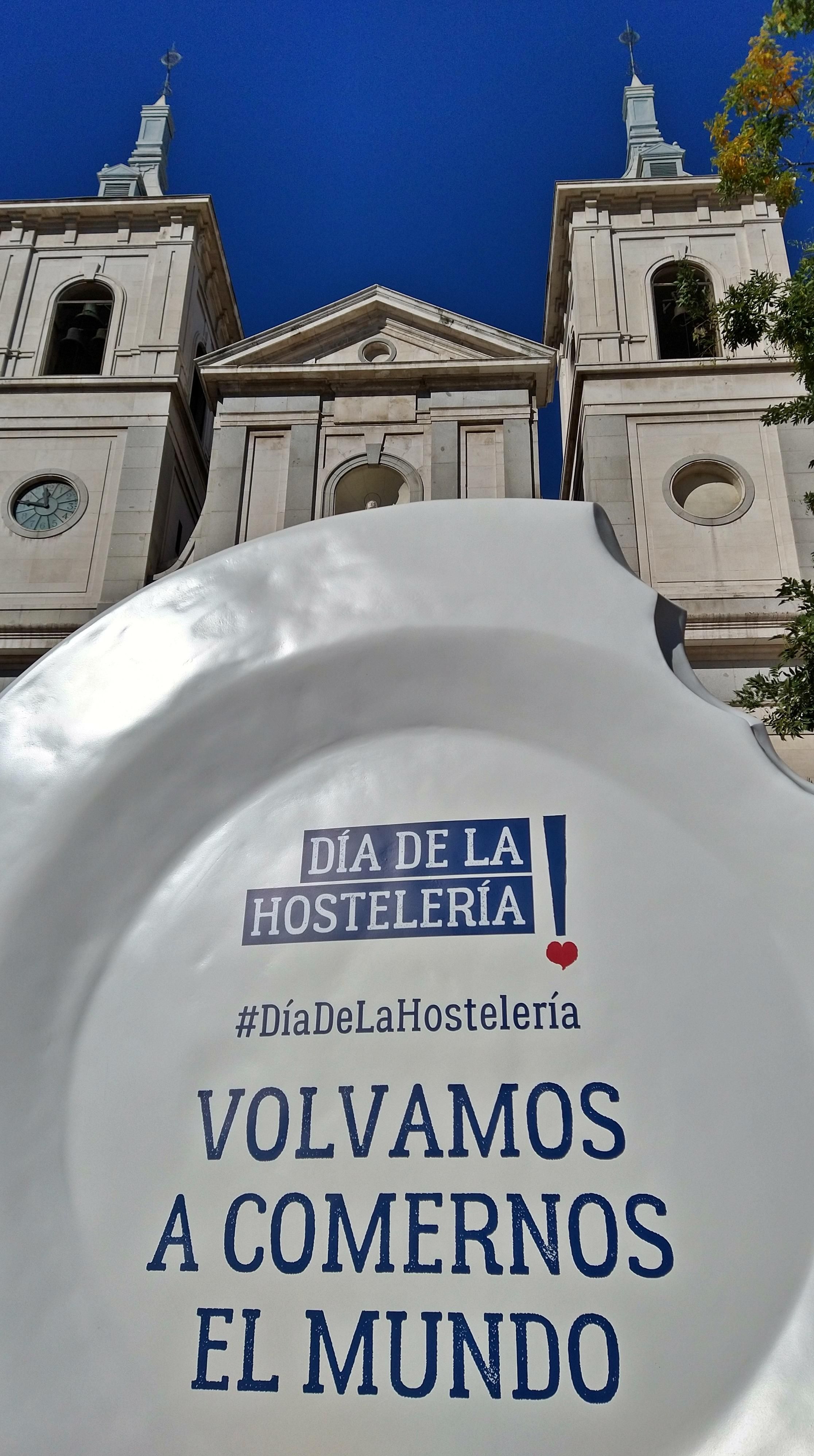 Detalle de la escultura de homenaje a la hostelería, frente a Iglesia
