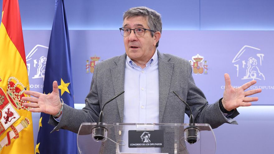 El portavoz del PSOE en el Congreso, Patxi López, durante una rueda de prensa