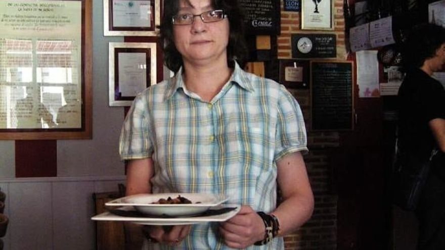 Merdeces en su bar-restaurante La Jouja, en el Cid.