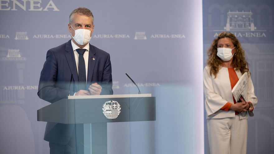 El lehendakari, Iñigo Urkullu, con la consejera de Salud, Gotzone Sagardui, tras la adopción de nuevas medidas